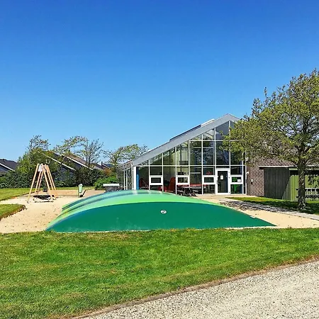 6 Person On A In Hemmet